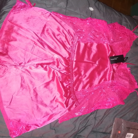 Pink satin lingerie - Picture 4 of 4